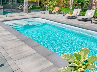 ACE Conseils - Piscine : Pourquoi choisir une piscine en fibre de verre ?
